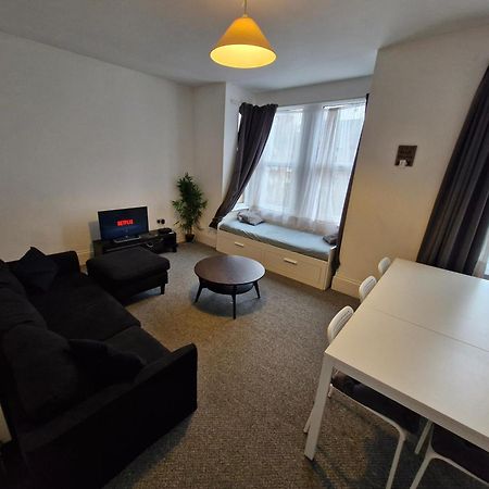 Lovely 3 Bedroom Serviced Apartment In Leytonstone ロンドン エクステリア 写真