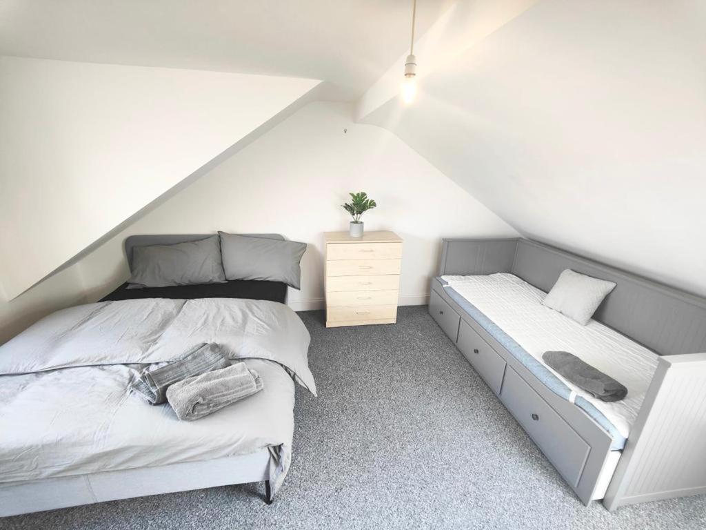 Lovely 3 Bedroom Serviced Apartment In Leytonstone ロンドン エクステリア 写真
