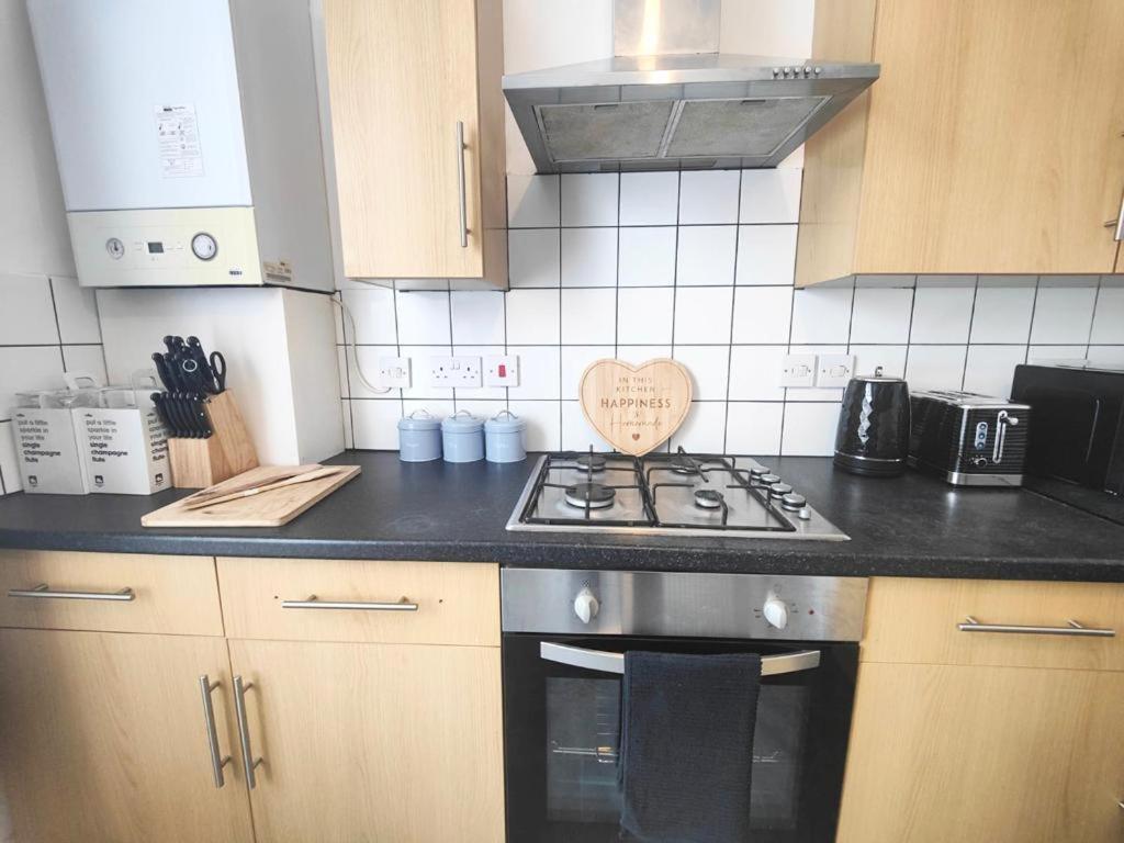 Lovely 3 Bedroom Serviced Apartment In Leytonstone ロンドン エクステリア 写真