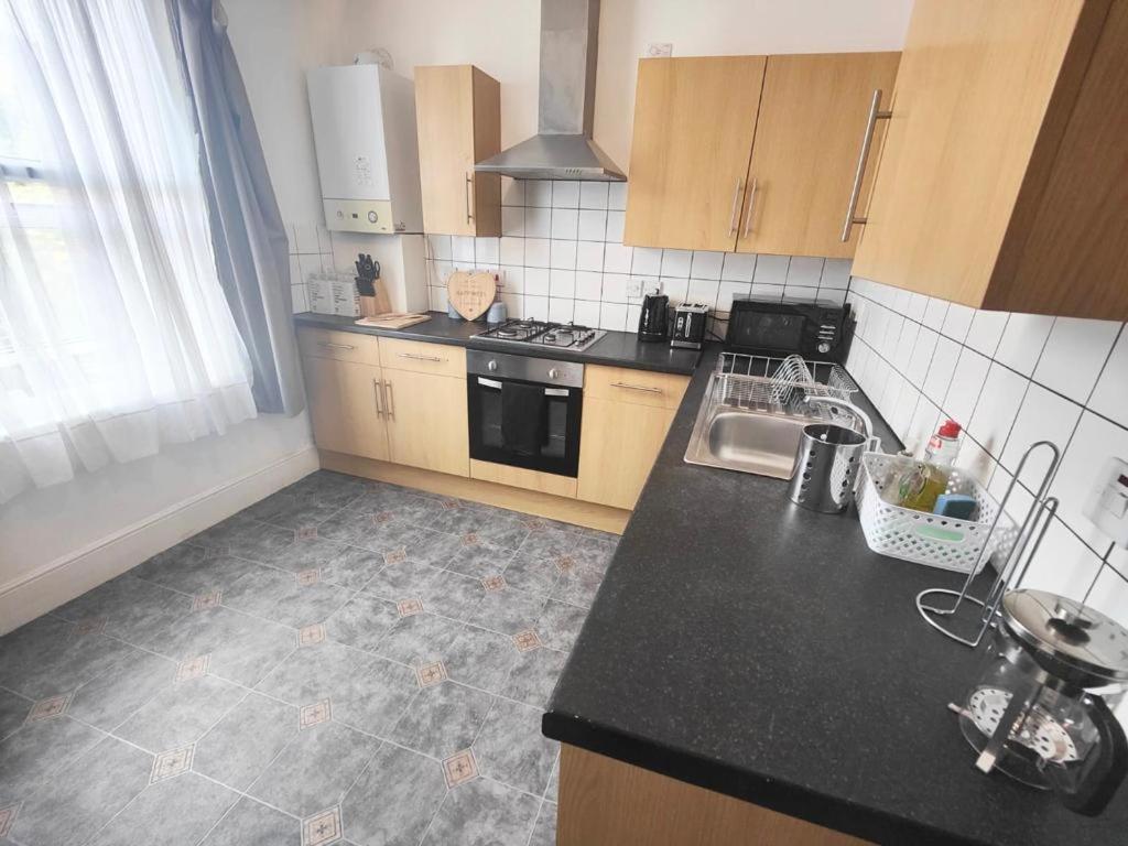 Lovely 3 Bedroom Serviced Apartment In Leytonstone ロンドン エクステリア 写真