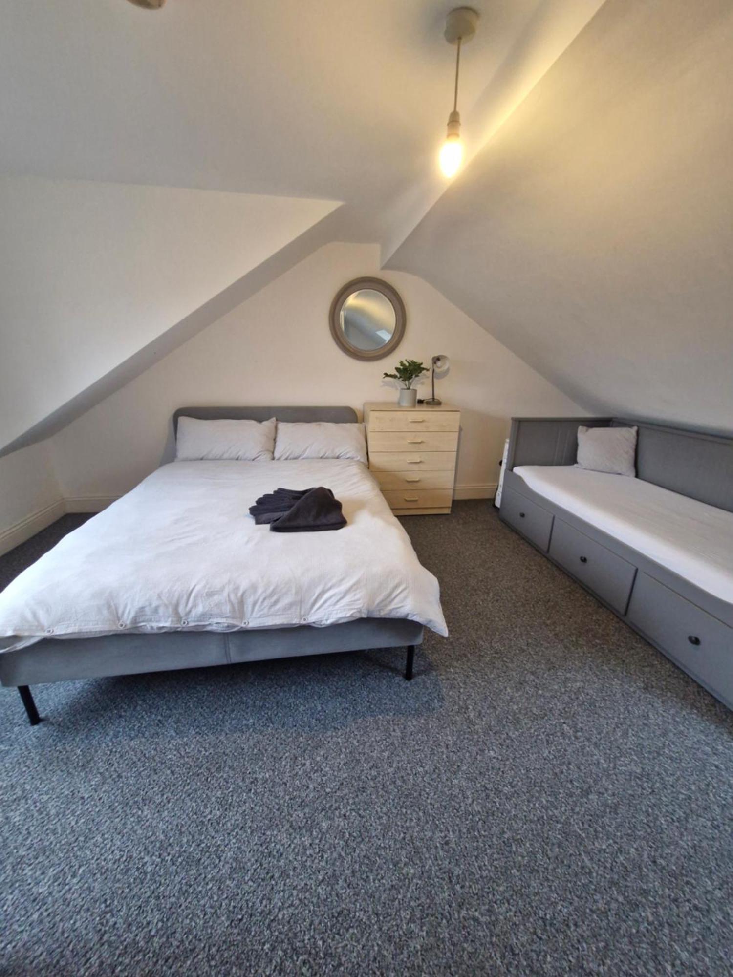 Lovely 3 Bedroom Serviced Apartment In Leytonstone ロンドン エクステリア 写真