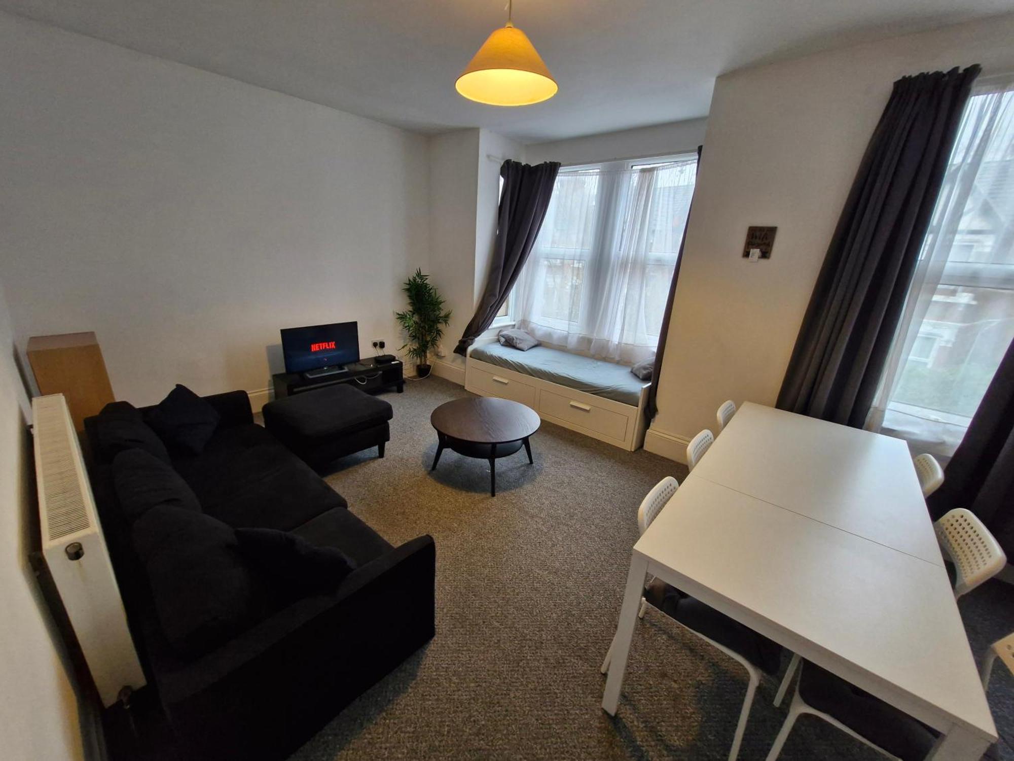 Lovely 3 Bedroom Serviced Apartment In Leytonstone ロンドン エクステリア 写真